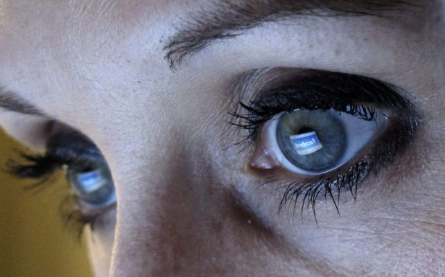 Μπλε φως: Μπορεί να επηρεάσει τα μάτια, τον ύπνο και την υγεία σας