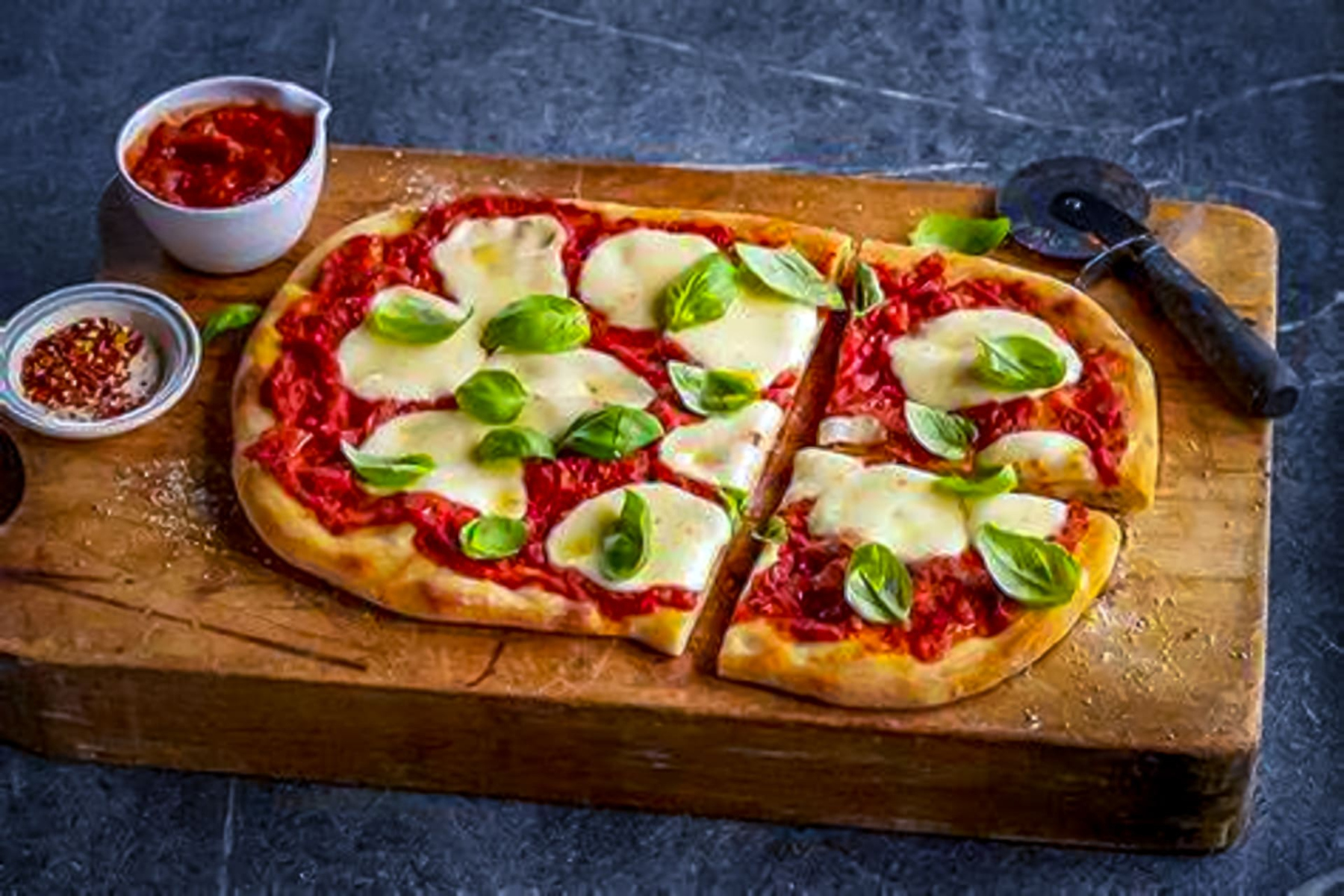 Πίτσα: Εύκολη πίτσα Μαργαρίτα που μπορείτε να τη φτιάξετε στο σπίτι