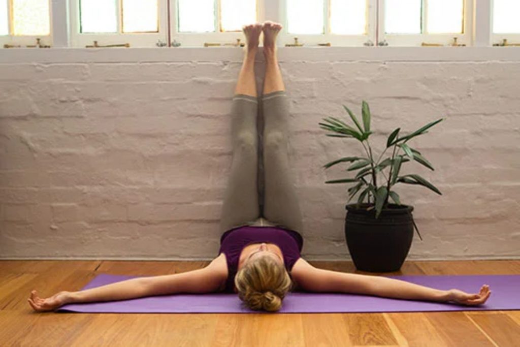 Τι είναι η yoga τοίχου και πώς βελτιώνει την υγεία μας;