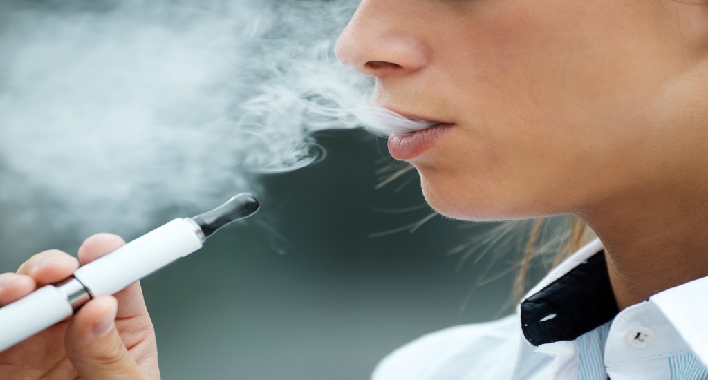 Κάπνισμα: Ο καπνός και τα ηλεκτρονικά τσιγάρα μπορεί να θέσουν τους υγιείς νέους σε κίνδυνο σοβαρής ασθένειας COVID, σύμφωνα με νέα έρευνα