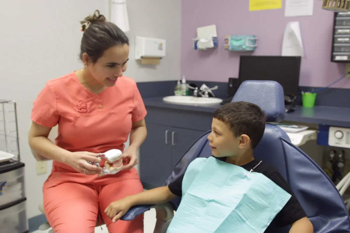 Οδοντίατρος Παιδιά: Σχολικό οδοντιατρικό πρόγραμμα αποτρέπει το 80% των κοιλοτήτων με εφάπαξ, μη επεμβατική θεραπεία