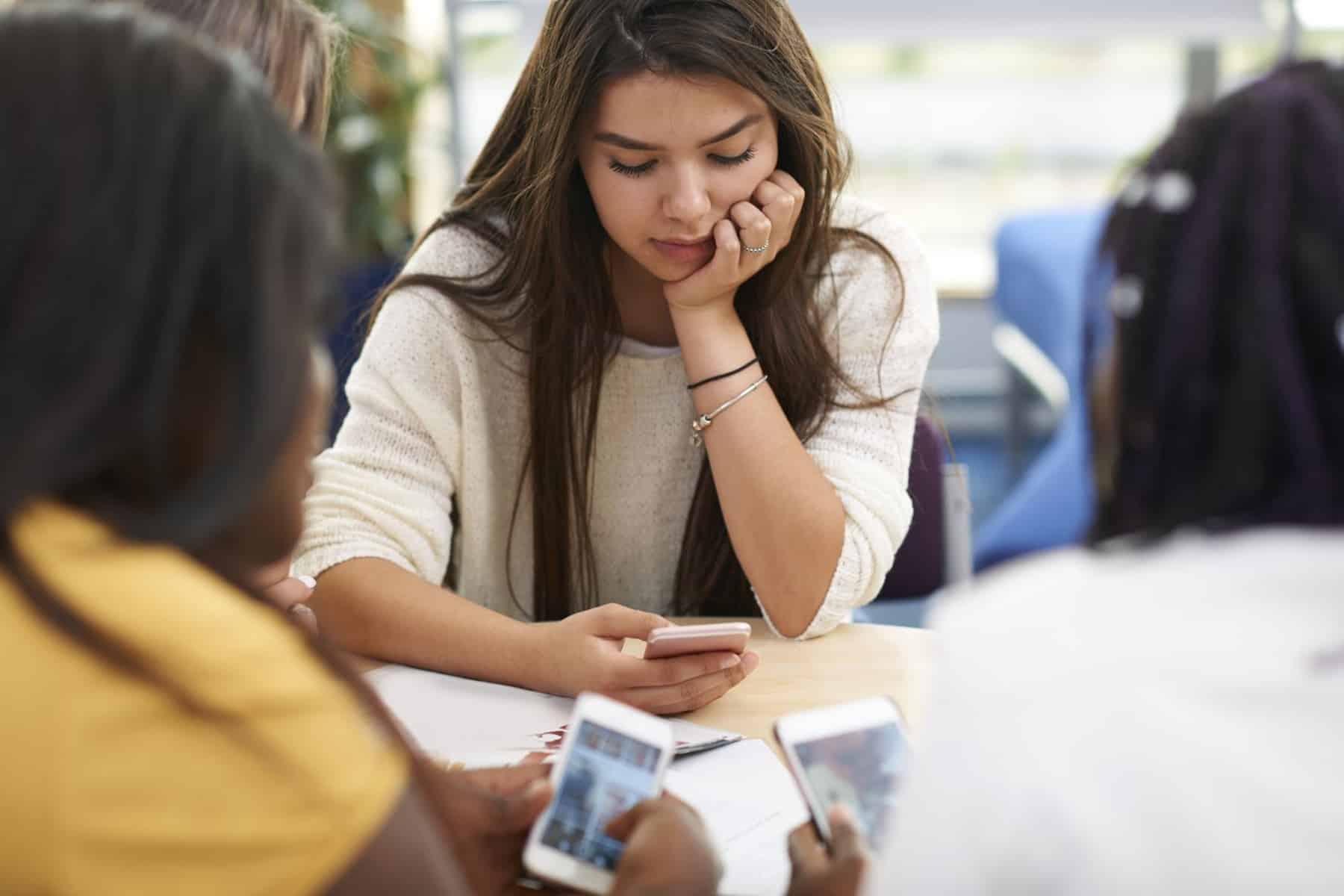 Social media: Ο περιορισμός τους βελτιώνει την εικόνα σώματος για εφήβους & νέους