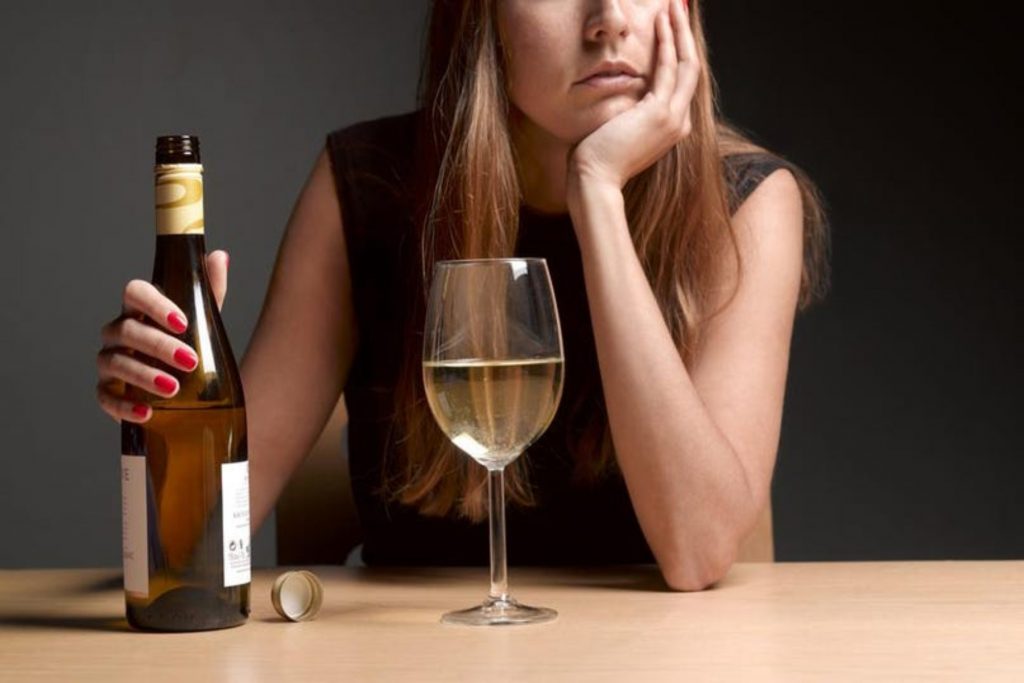 Πώς το αλκοόλ επηρεάζει τον εγκέφαλο και προκαλεί άνοια;