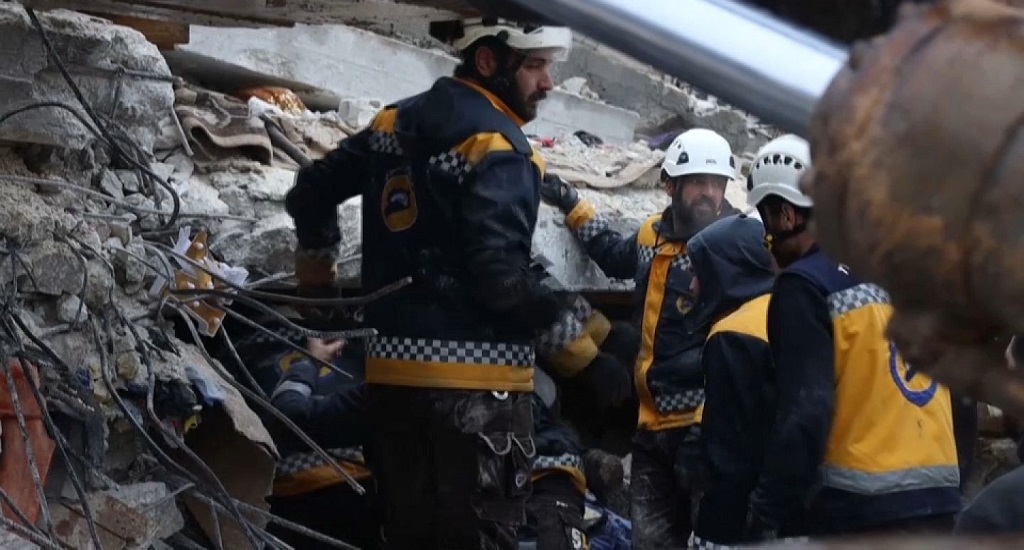 Συρία Λευκά Κράνη: Οι εθελοντές πολέμου ηγούνται της διάσωσης από τον σεισμό