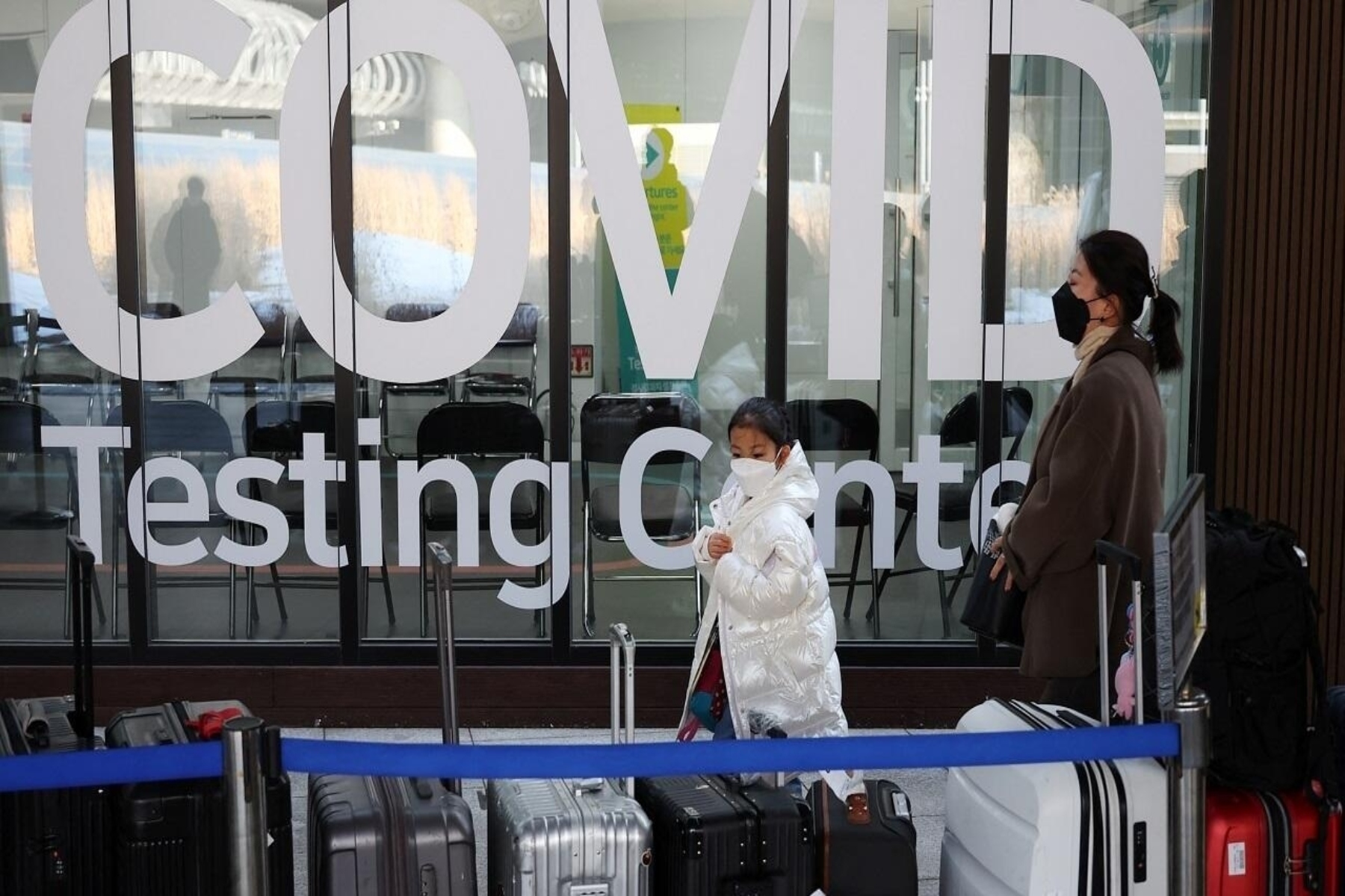 Γαλλία: Εγκαταλείπει τα τεστ Covid για ταξιδιώτες από την Κίνα