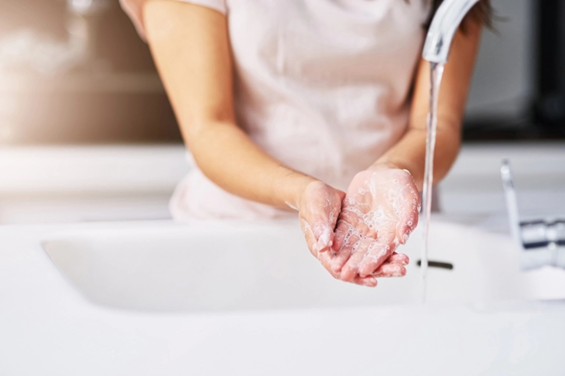 Πλύσιμο χεριών: Νέες οδηγίες εστιάζουν στα υγιή νύχια & την απολύμανση