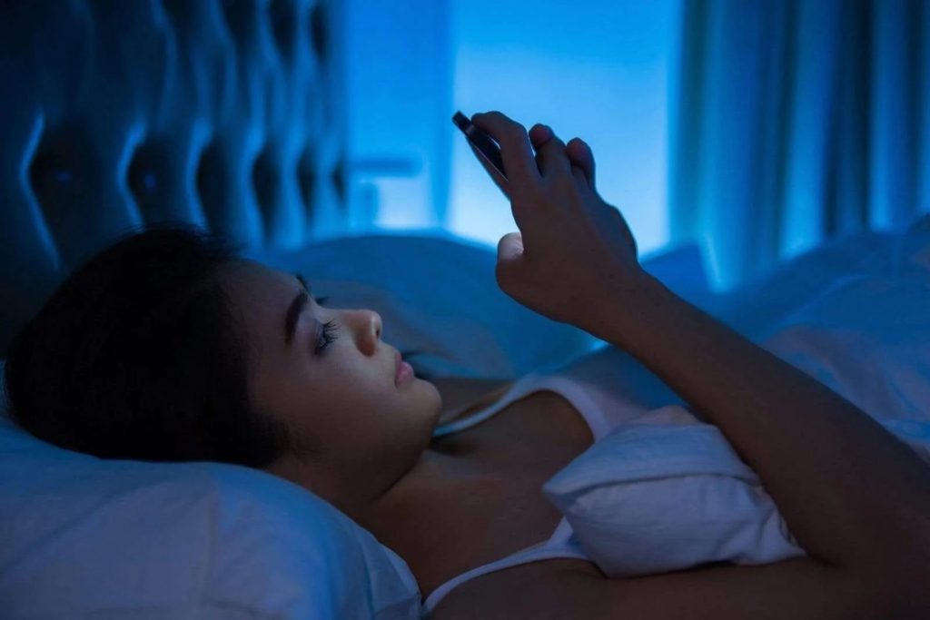 Το μπλε φως μπορεί να επηρεάσει τα μάτια, τον ύπνο και την υγεία σας