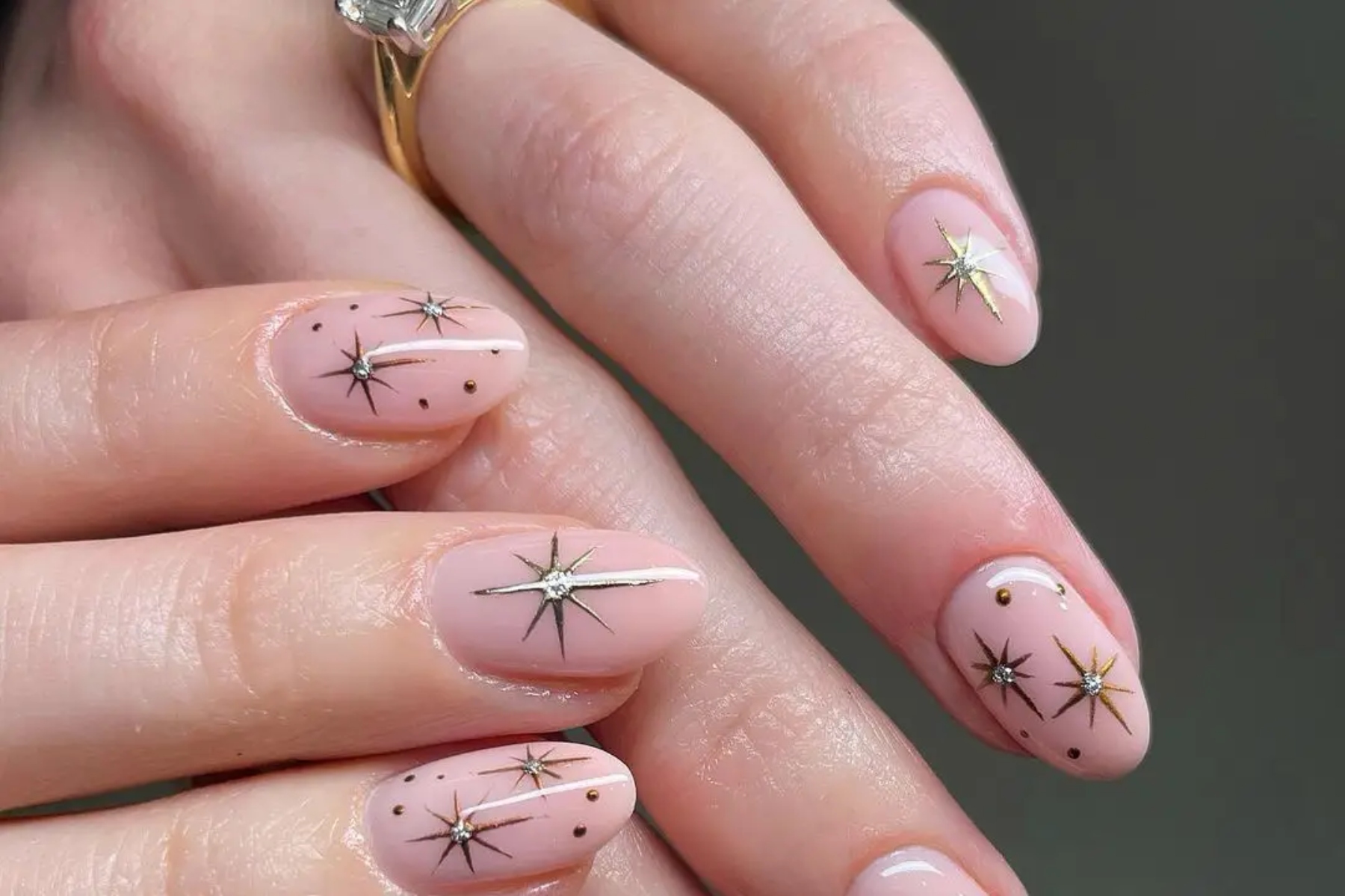 Star nails: Μια από τις top τάσεις μανικιούρ που θα σας ξετρελάνει