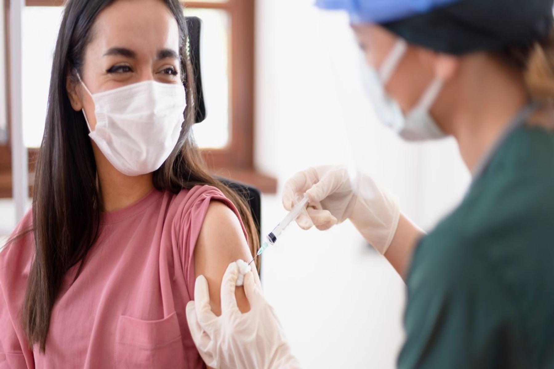 COVID-19: Ο εμβολιασμός δεν συνδέεται με διακοπή περιόδου