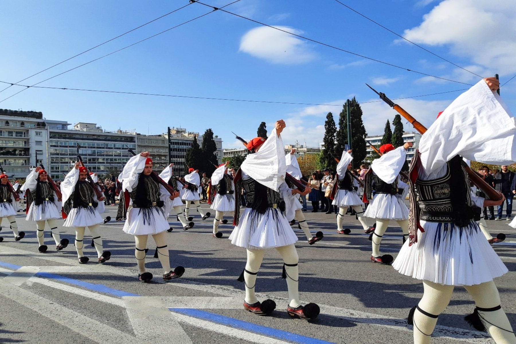 Καιρός σήμερα: Ηλιόλουστη η 25η Μαρτίου με θερμοκρασίες έως 24 βαθμούς