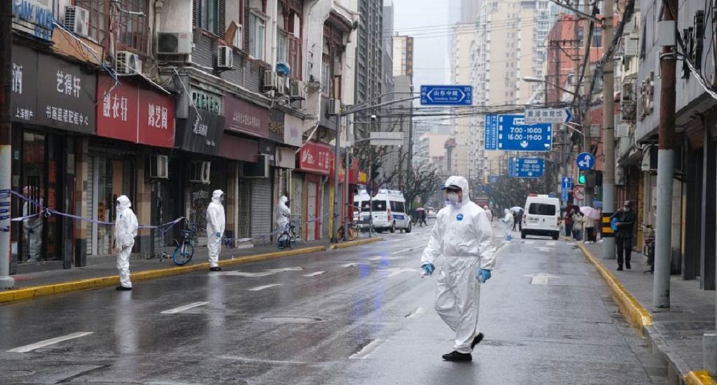 COVID-19: Αγνοώντας τους ειδικούς, η ξαφνική έξοδος της Κίνας από τη στρατηγική μηδενικού ιού κόστισε ζωές