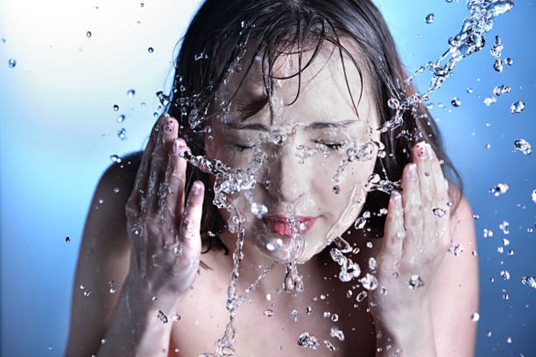 Face beauty: Η βύθιση σε παγωμένο νερό βλάπτει την υφή του δέρματος