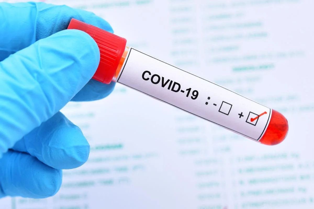 COVID-19: Μια νέα κατηγορία φαρμάκων θα μπορούσε να αποτρέψει τις ανθεκτικές παραλλαγές της νόσου, σύμφωνα με μελέτη