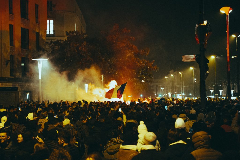 Το δημαρχείο του Μπορντό πυρπολήθηκε στις διαδηλώσεις για τις συντάξεις στη Γαλλία