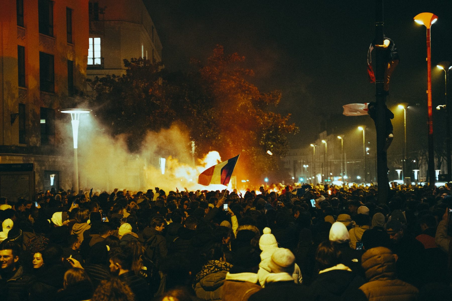 Γαλλία: Το δημαρχείο του Μπορντό πυρπολήθηκε στις διαδηλώσεις για τις συντάξεις στη Γαλλία