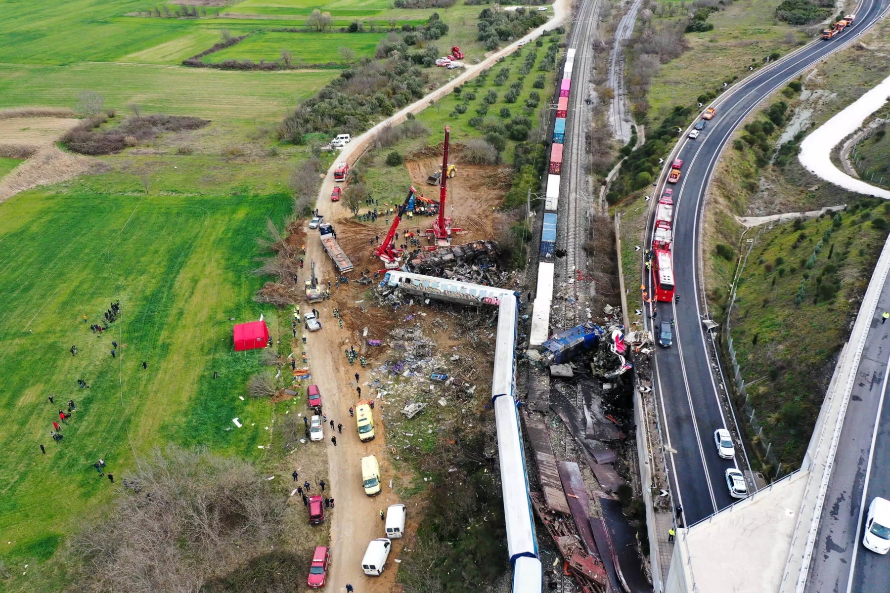 Τέμπη: 42 επιβεβαιωμένοι νεκροί, 72 νοσηλευόμενοι – Παραιτήθηκε ο Κώστας Καραμανλής