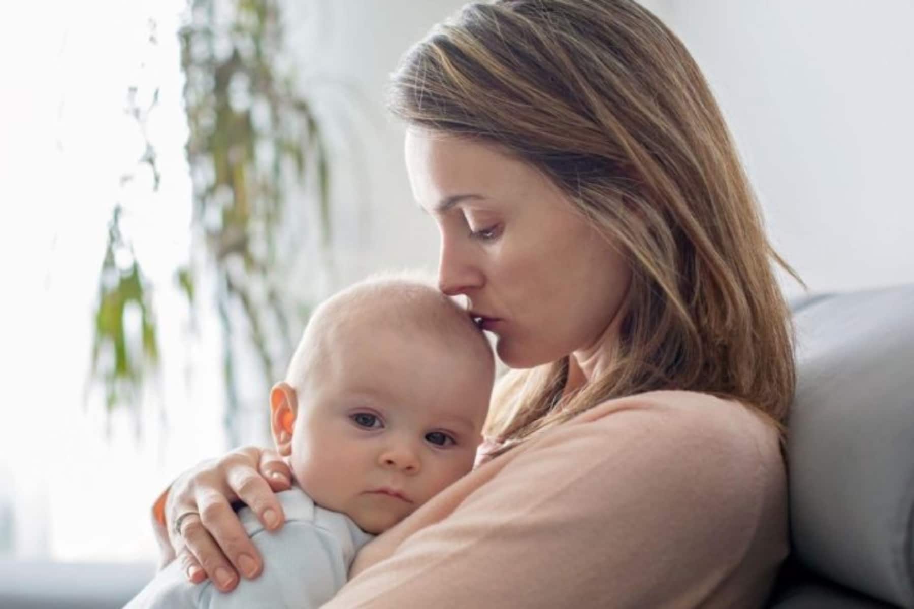 Baby blues: Τι είναι το επιλόχειο άγχος και τι προκαλεί;