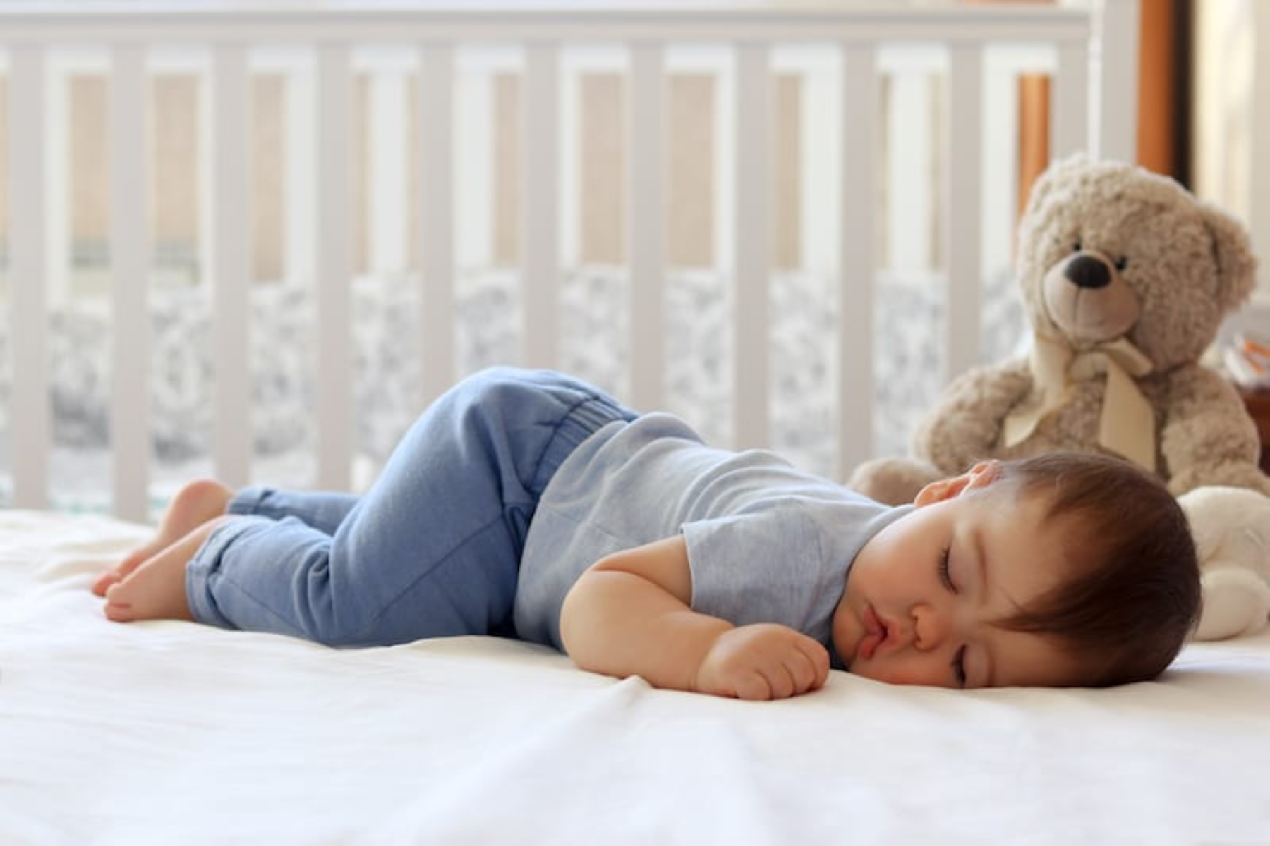 Ύπνος: Πότε κοιμούνται τα μωρά όλη τη νύχτα;