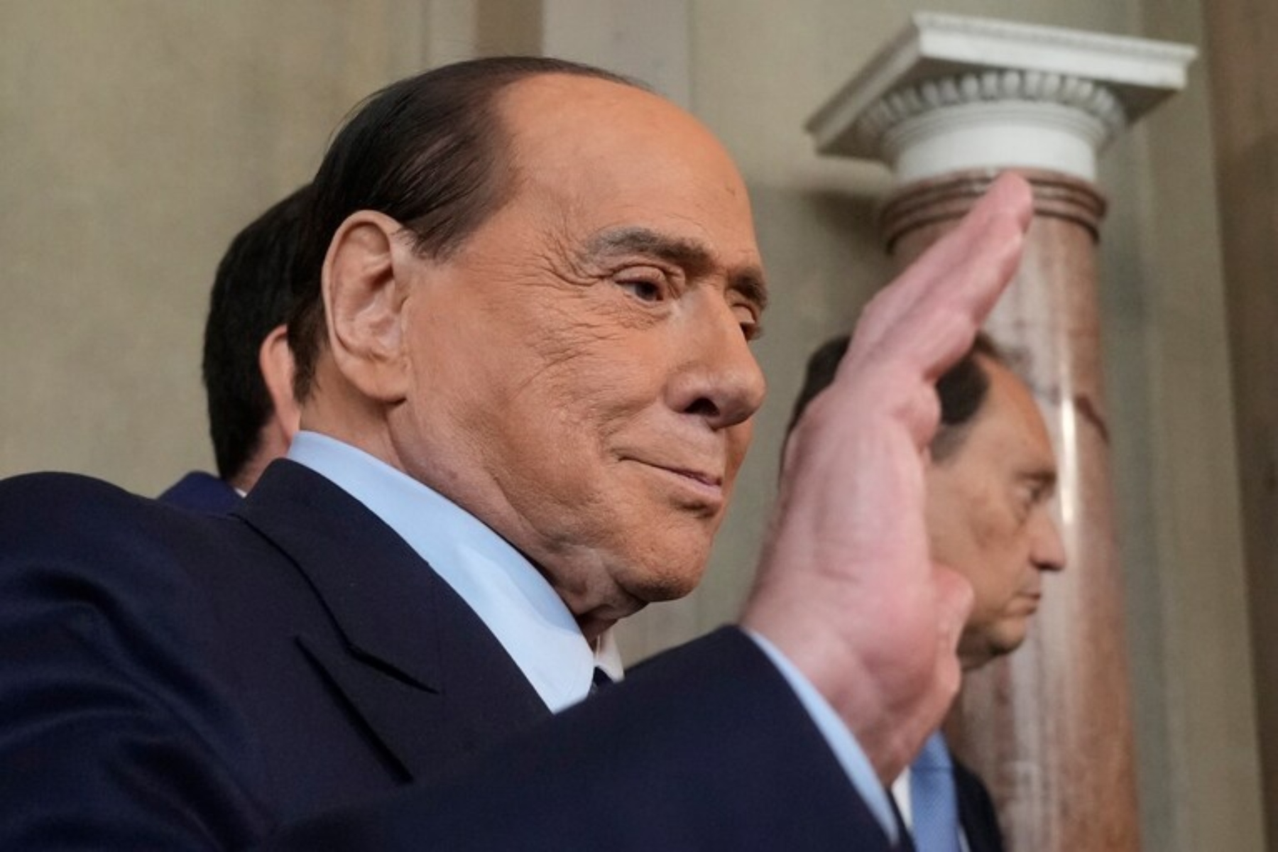 Berlusconi: Παραμένει στην εντατική, αλλά η υγεία του βελτιώνεται