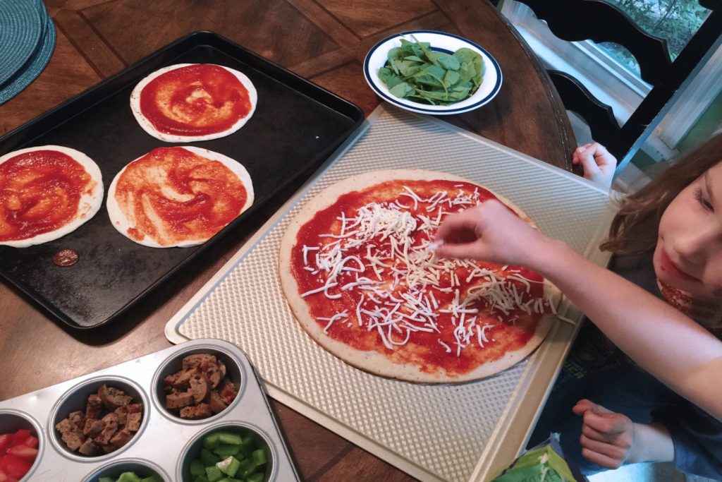 Ετοιμάστε μια υγιεινή DIY πίτσα ακριβώς στα μέτρα σας