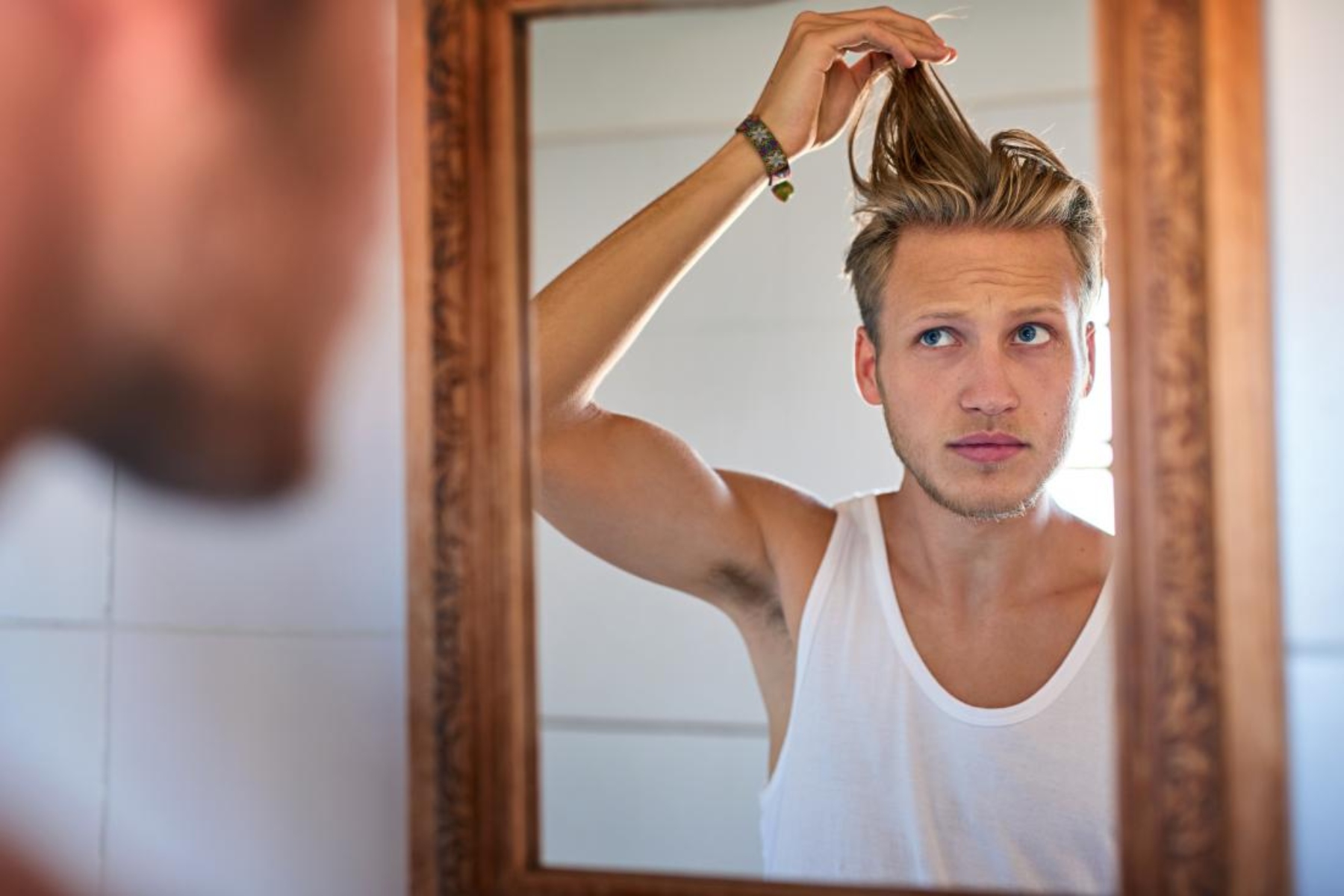 Λιπαρά μαλλιά: 5 tips για άνδρες με λιπαρότητα μαλλιών