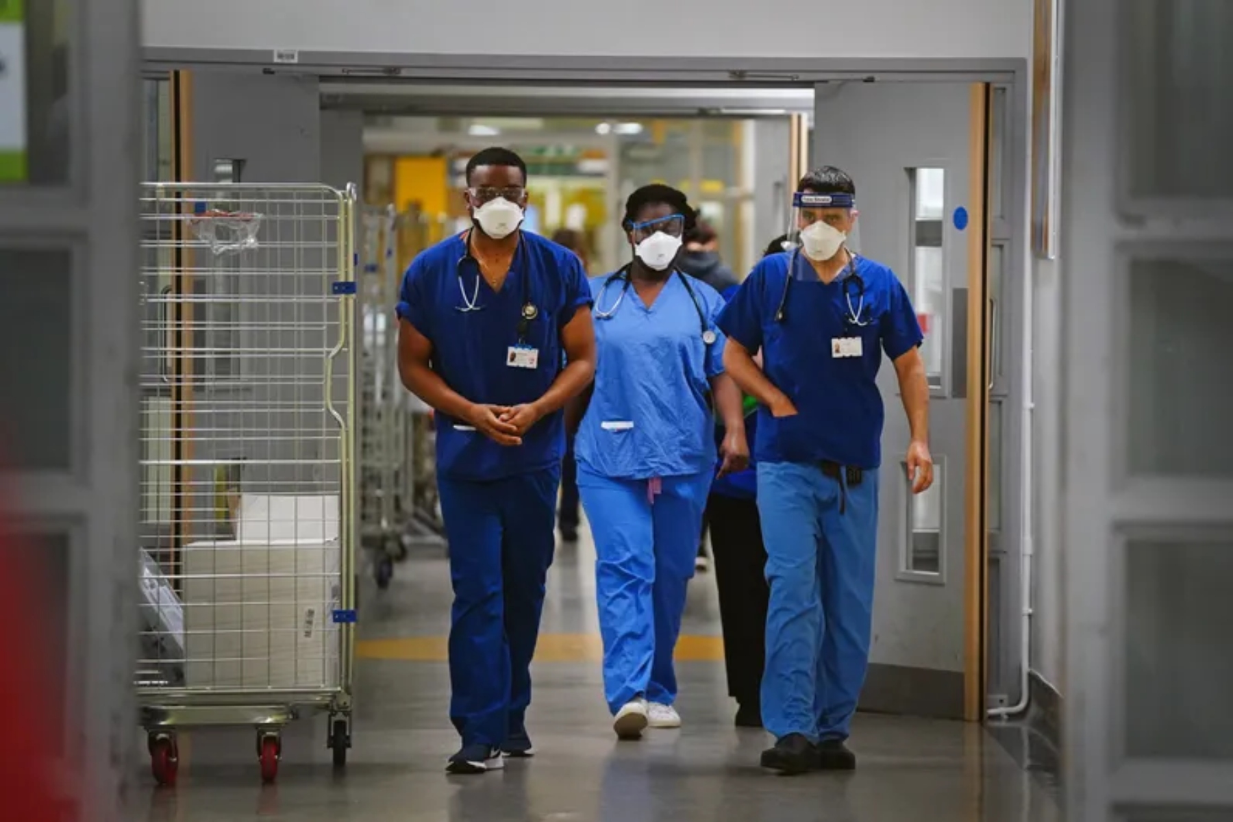 Βρετανία: Αλλάζουν οι κανόνες μάσκας στα νοσοκομεία του Λονδίνου