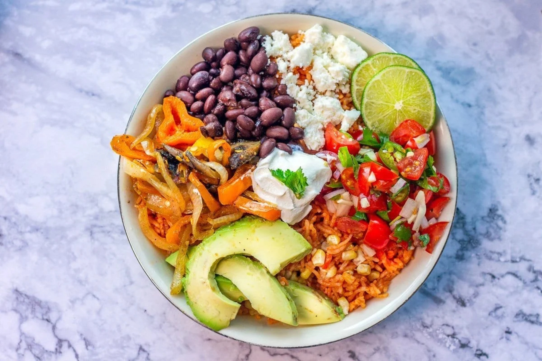 Mexican food: Πικάντικο ρύζι και μαύρα φασόλια με ψητές γαρίδες & σάλτσα αβοκάντο