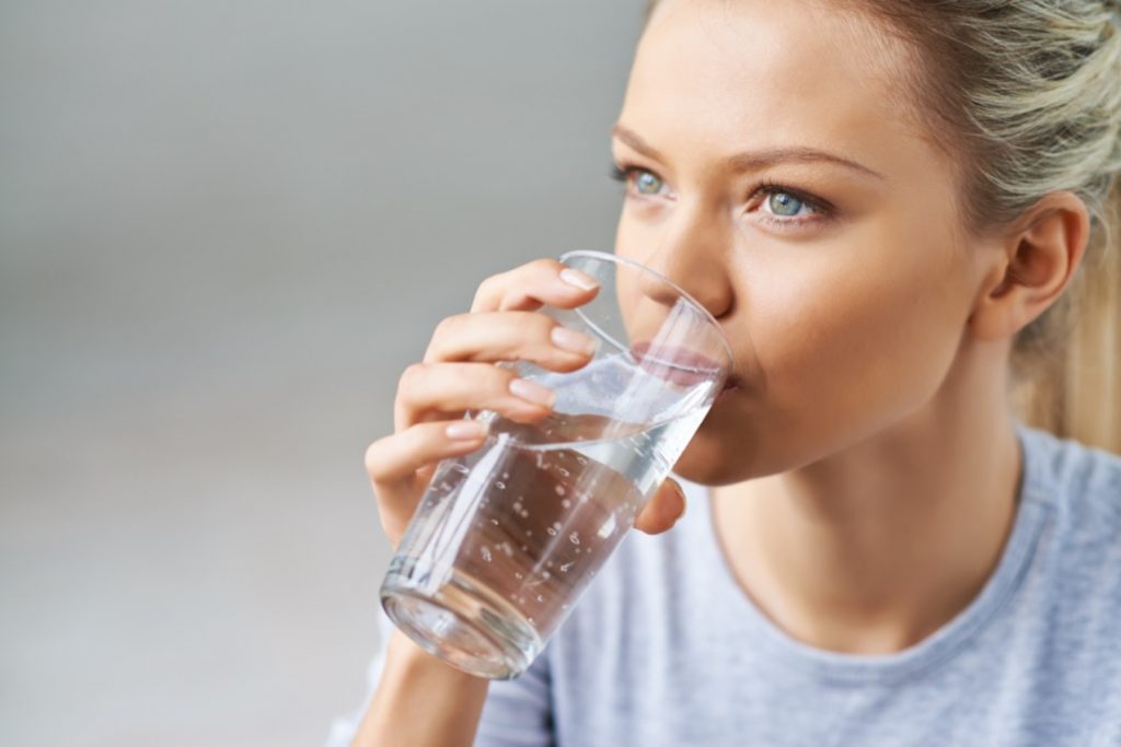 3 λάθη που πρέπει να αποφεύγετε όταν πίνετε νερό