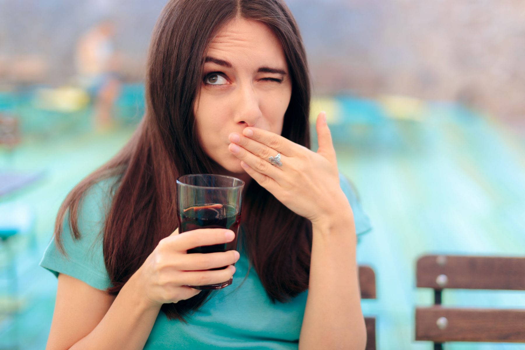 Ανθρακούχα ποτά: Οι επιπτώσεις της κατανάλωσής τους στην υγεία των δοντιών