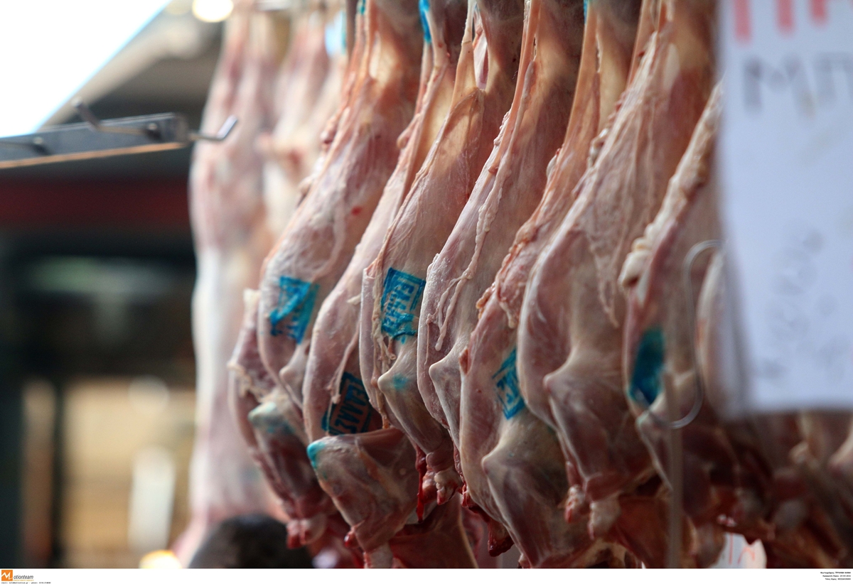 Οβελίας: Γιατί αντιδρούν οι κτηνοτρόφοι και οι κρεοπώλες για το “Καλάθι του Πάσχα”
