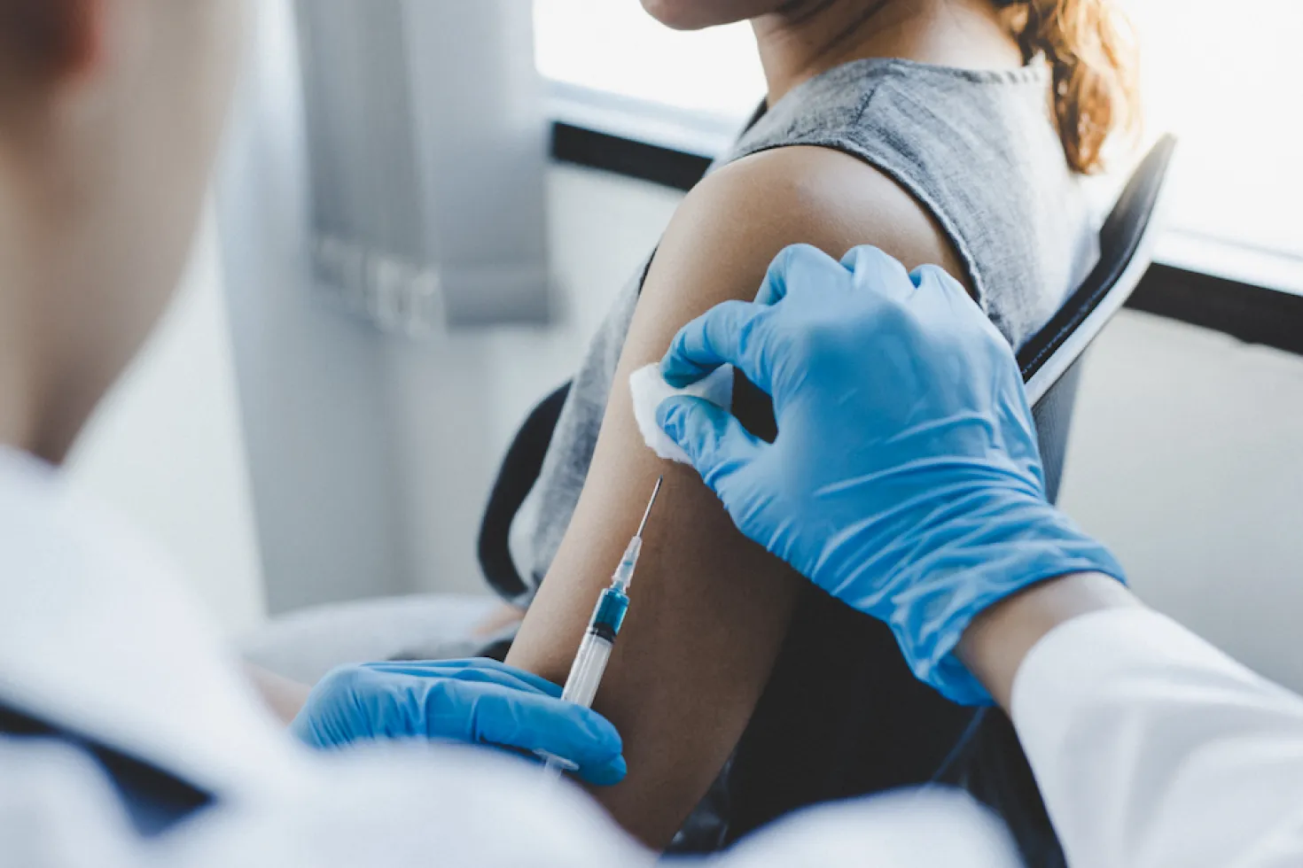 Καρκίνος του Τραχήλου της Μήτρας: Μπορεί να νικηθεί – το κλειδί είναι ο εμβολιασμός των νεαρών κοριτσιών