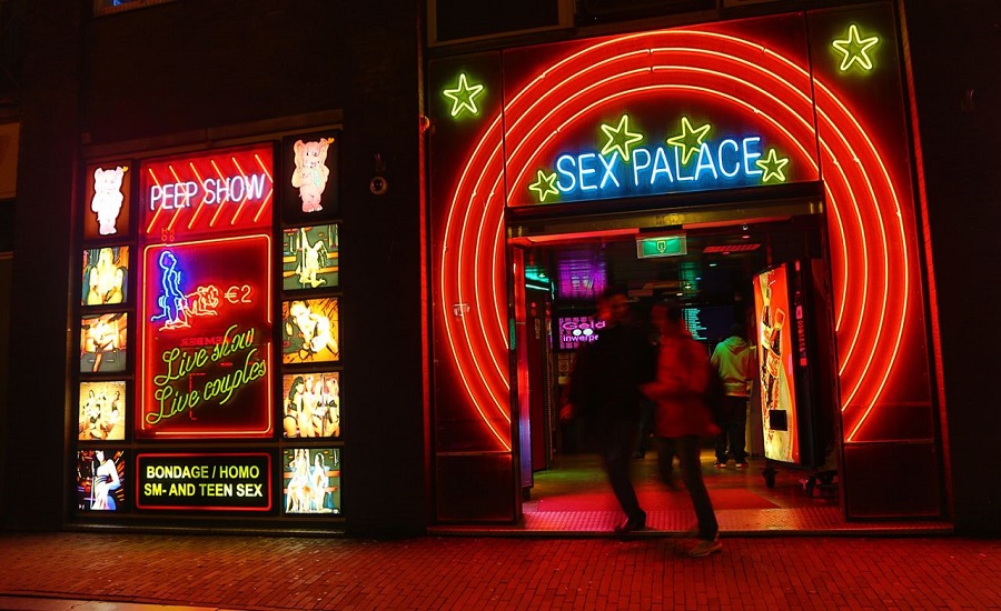 Οι εργαζόμενοι στο σεξ στο Άμστερνταμ διαμαρτύρονται για τα σχέδια μετακίνησής τους από τη φημισμένη συνοικία των κόκκινων φώτων 