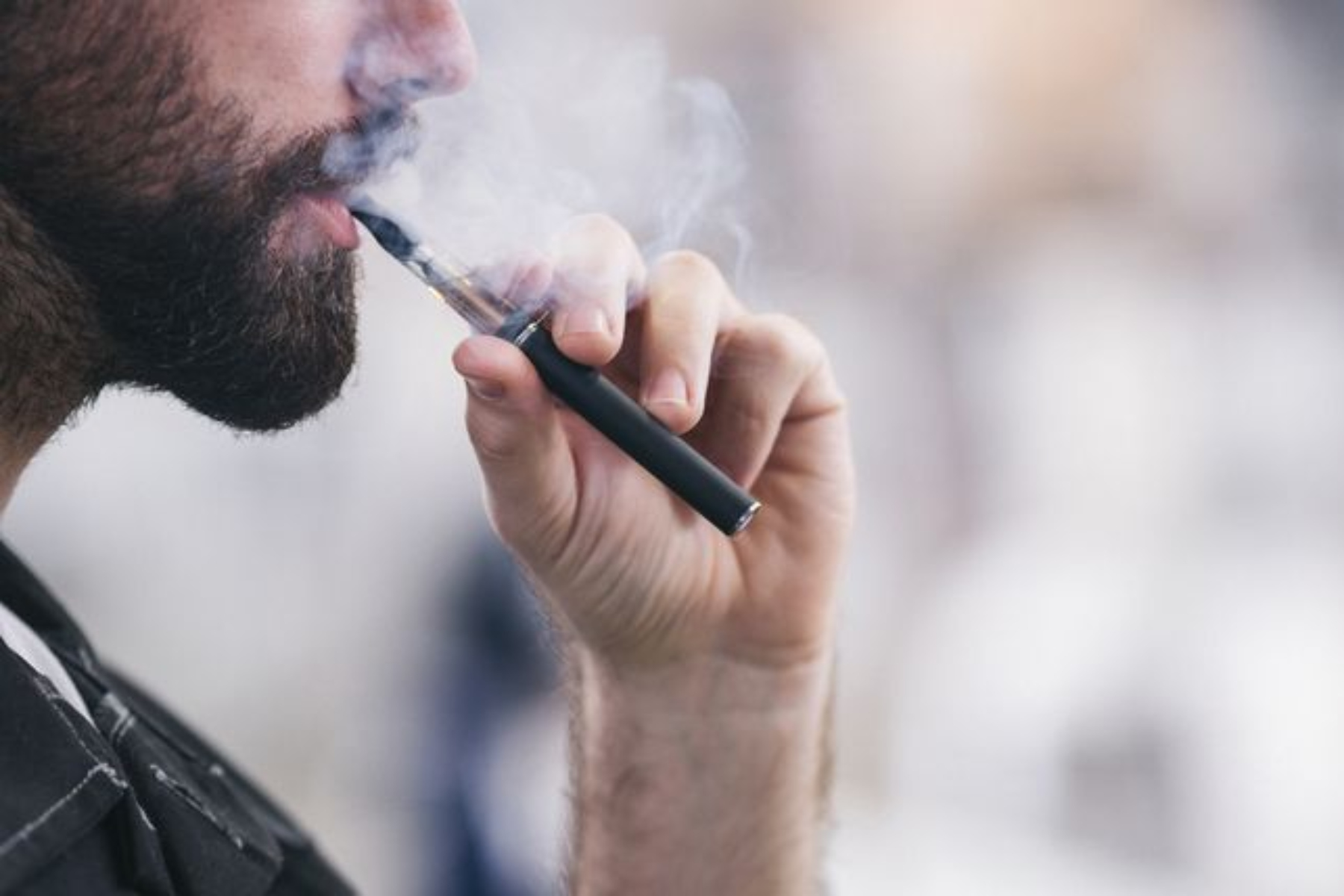 Ηλεκτρονικό τσιγάρο: Το άτμισμα με μενθόλη προκαλεί βλάβη στους πνεύμονες