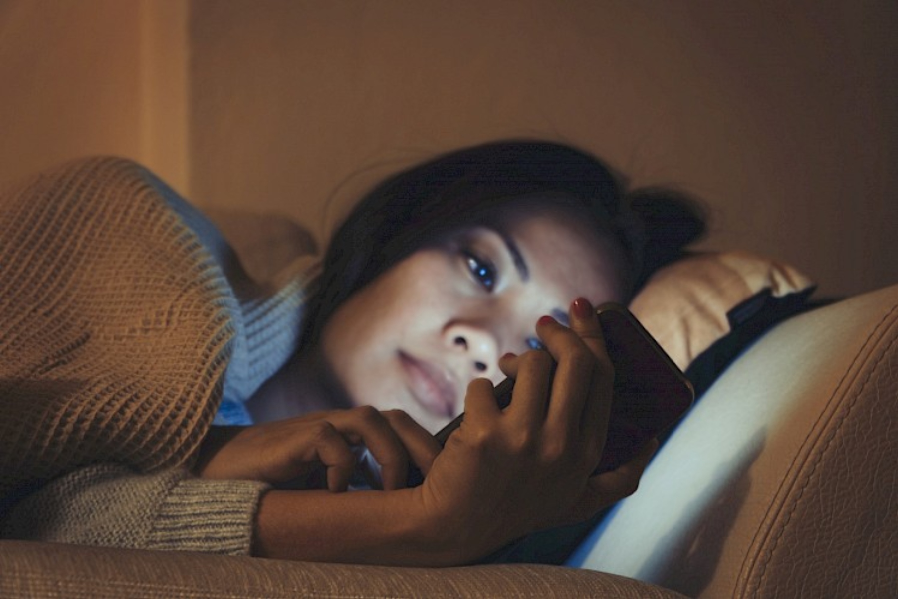 Αϋπνία: Ώρα να αφήσετε το τηλέφωνό σας πριν κοιμηθείτε