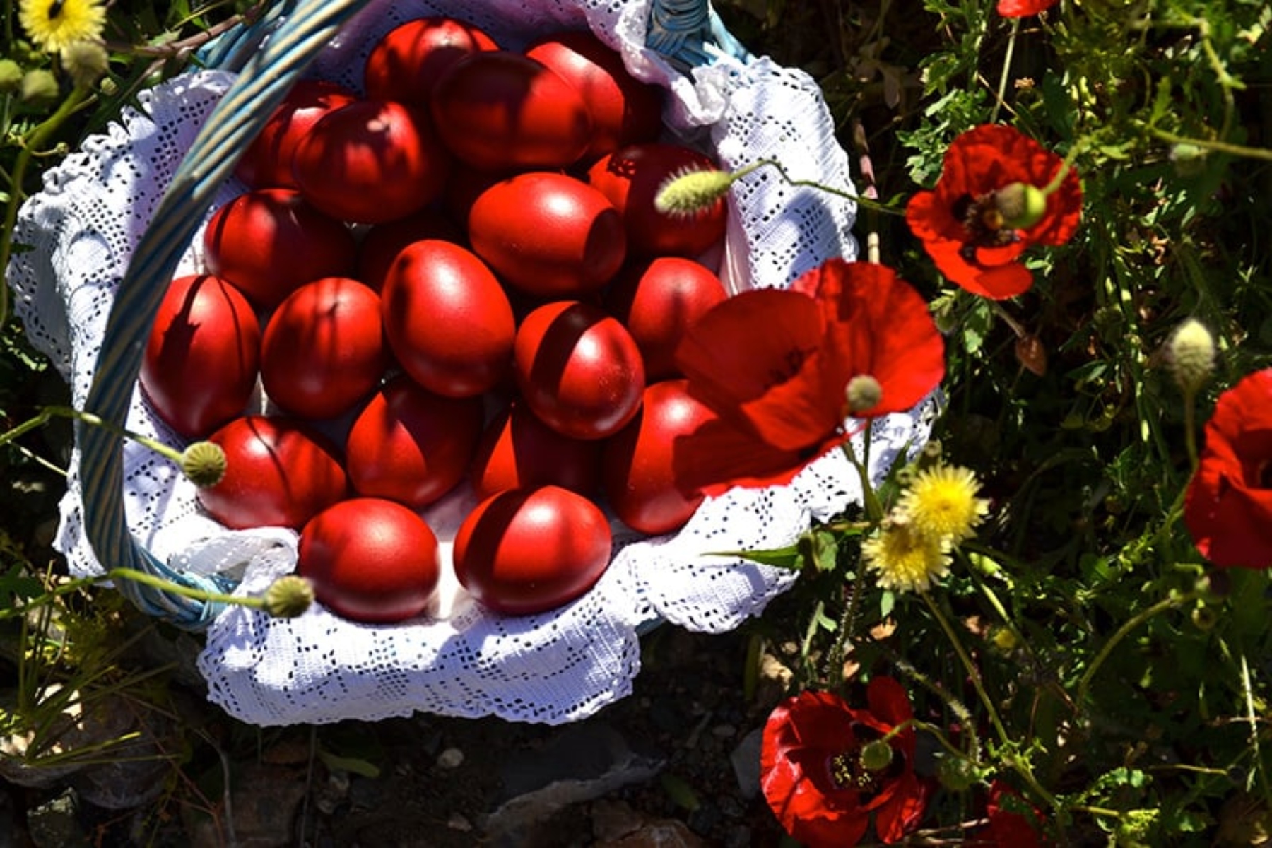 Βάψιμο αυγών: Μια φυσική εναλλακτική για κατακόκκινα αυγά