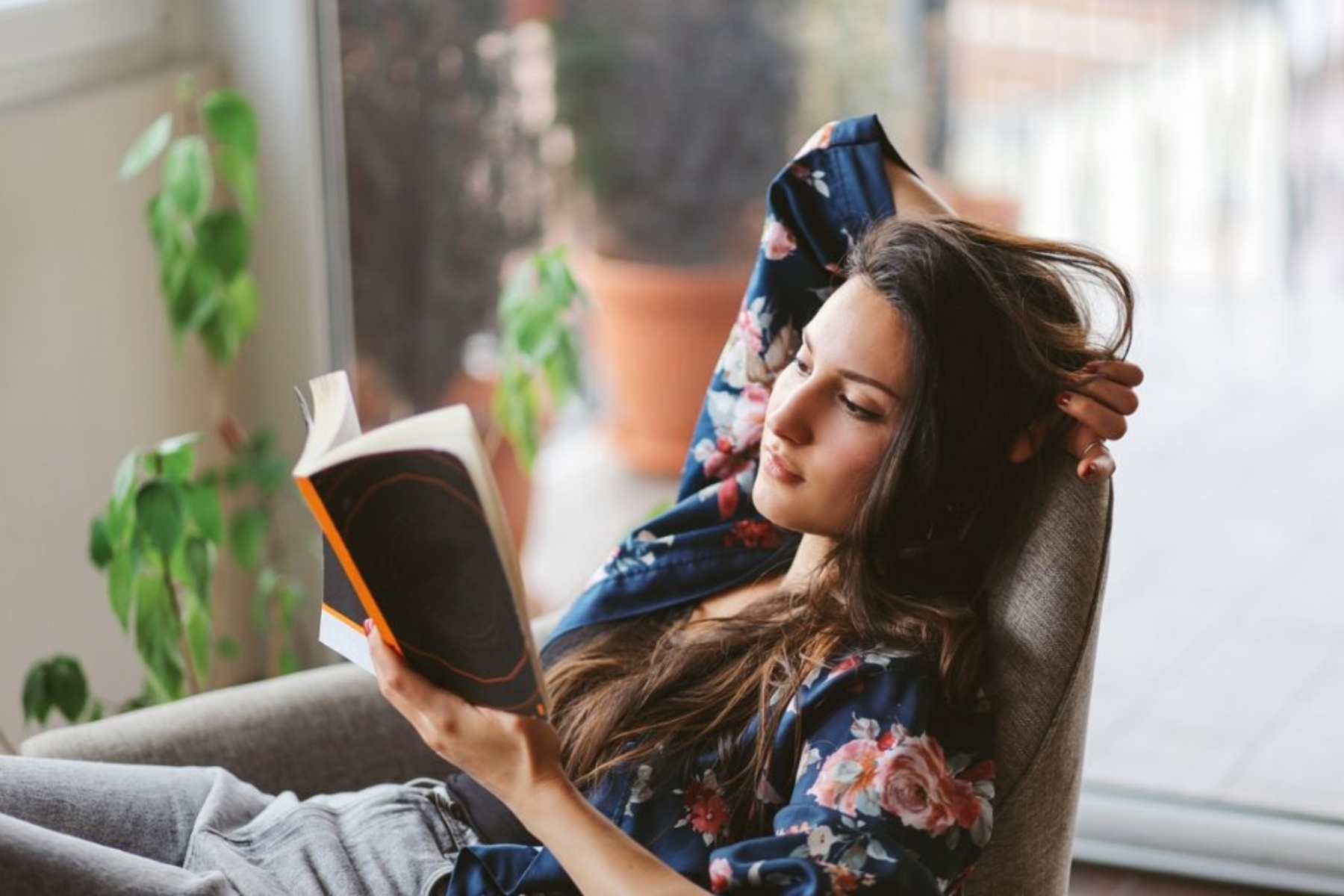 Διάβασμα: Γιατί το διάβασμα μας κάνει πιο ελκυστικούς και sexy;