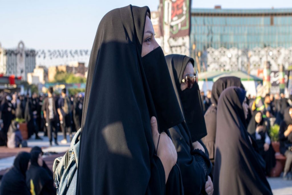 Το Ιράν εγκαθιστά κάμερες σε δημόσιους χώρους για να εντοπίσει γυναίκες χωρίς χιτζάμπ 