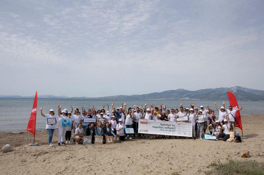 75 εργαζόμενοι – εθελοντές του Ομίλου HHG καθάρισαν την παραλία του Σχοινιά
