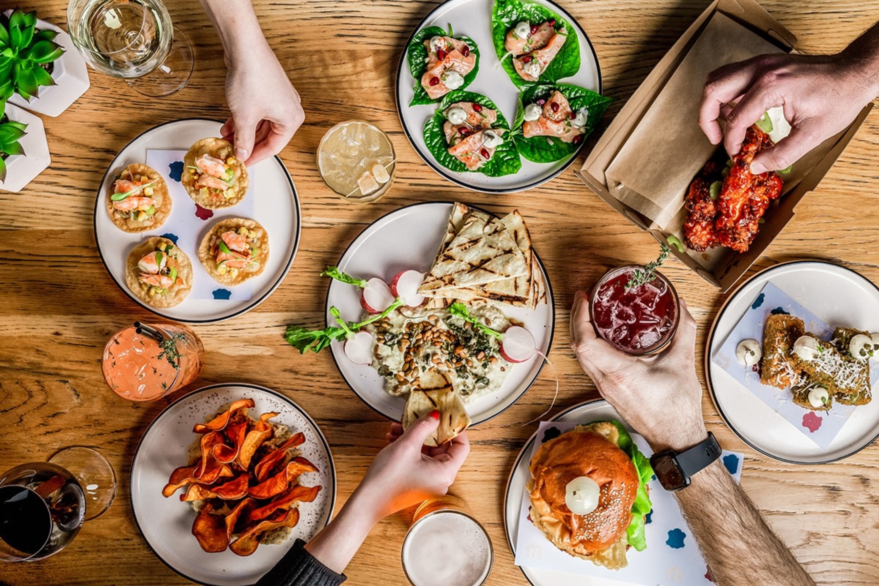 Νέα υγείας φαγητό: Πώς το φαγητό με τα χέρια ενισχύει τη γεύση και την υγεία