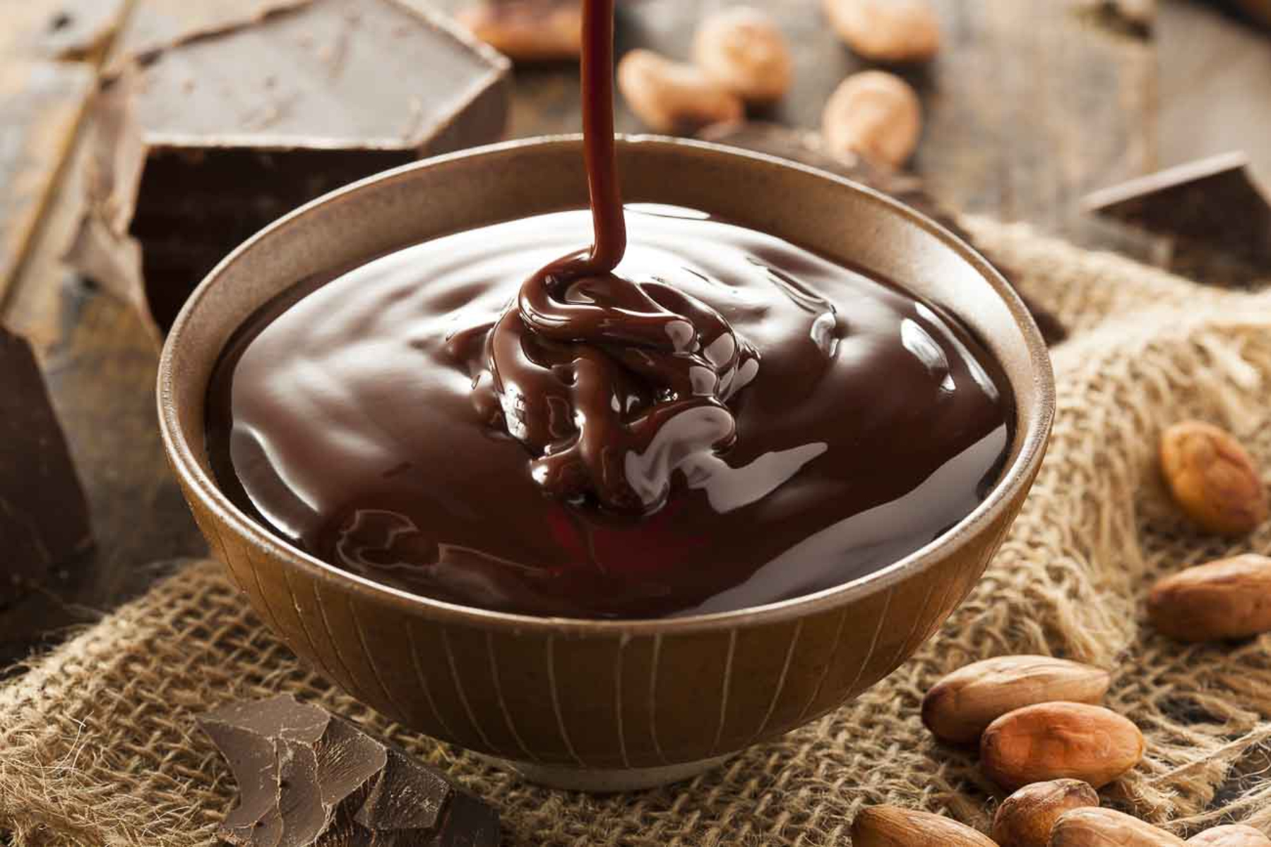 Γκανάζ σοκολάτας: Τι είναι η γκανάζ και πώς χρησιμοποιείται στα γλυκά;