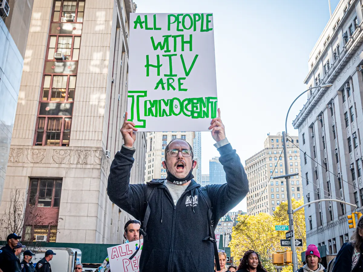 HIV: Τέσσερις δεκαετίες ζωής με τον ιό – Δεν αποτελεί πλέον θανατική καταδίκη