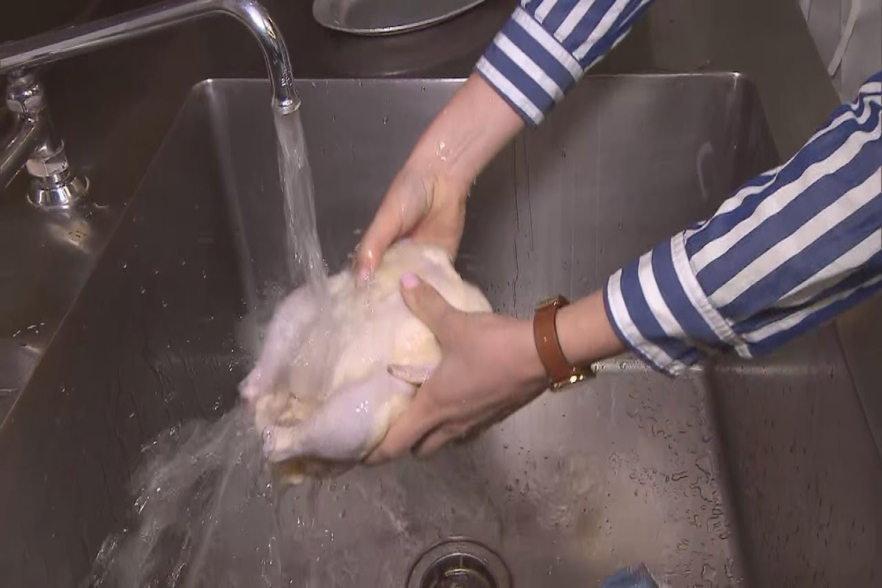 Ωμό κοτόπουλο: To πλύσιμο του ωμού κοτόπουλου πριν το μαγείρεμα είναι μεγάλο λάθος