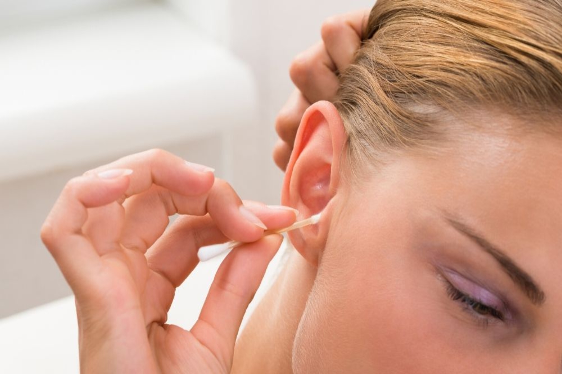 Ακοή μπατονέτες: Γιατί δεν πρέπει να χρησιμοποιούμε μπατονέτες στον καθαρισμό του αυτιού μας;