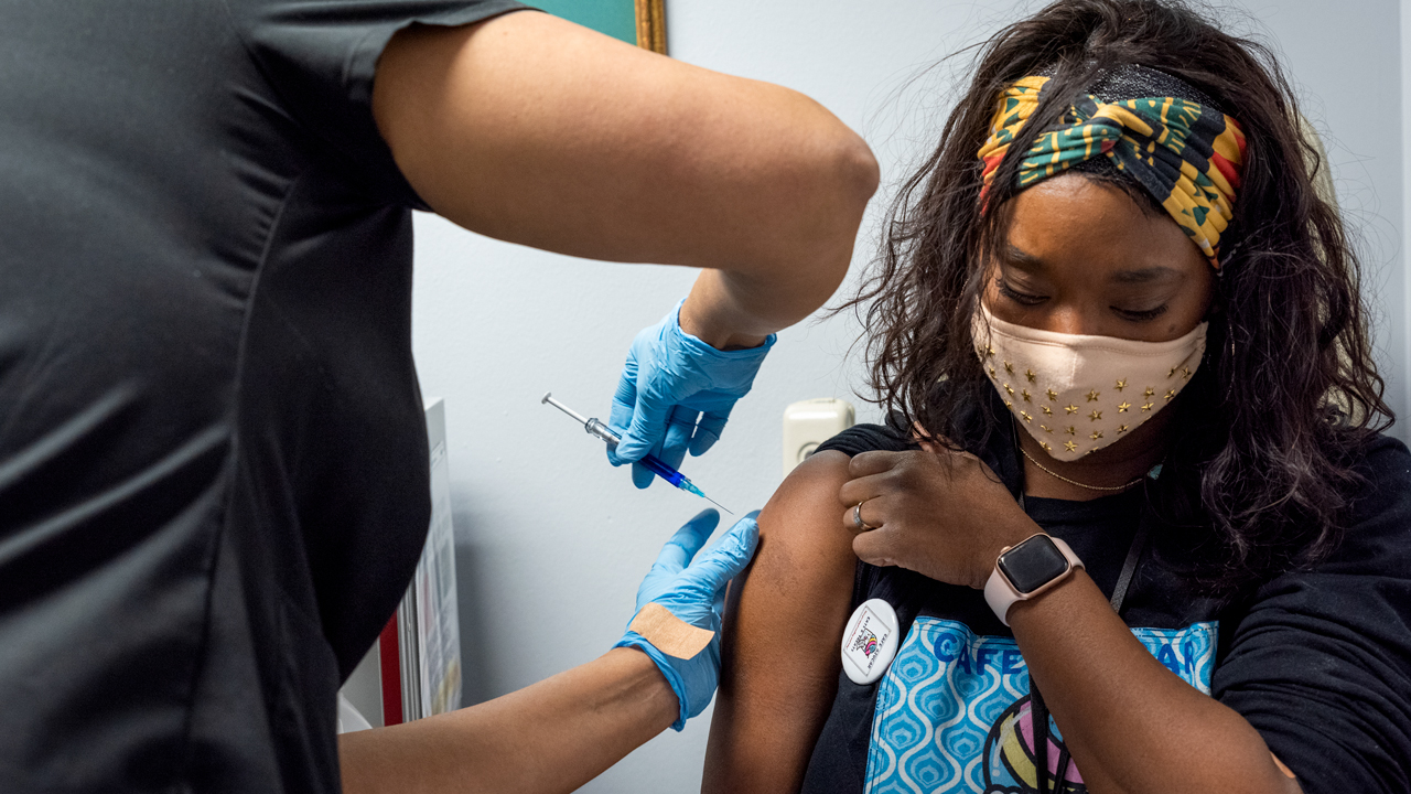 COVID-19: Το εμβόλιο έναντι της λοίμωξης δημιουργεί ισχυρή ανοσολογική απόκριση στους λαούς των Πρώτων Εθνών, σύμφωνα με μελέτη