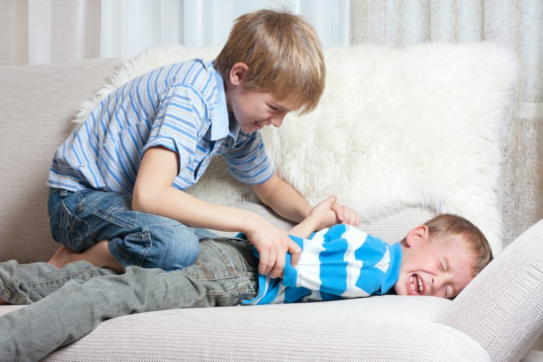 Αδέλφια bullying: Ο εκφοβισμός από τα αδέρφια είναι κακός για την ψυχική ευεξία