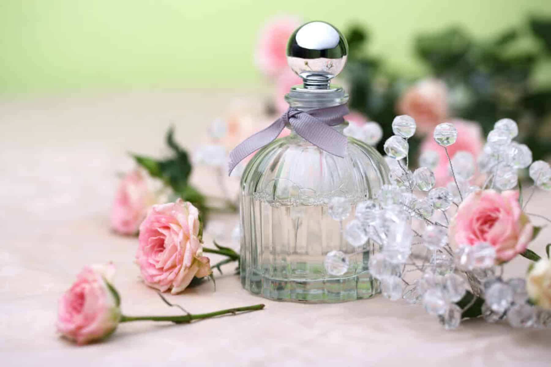 DIY άρωμα: Πώς να φτιάξετε το δικό σας λουλουδάτο άρωμα;