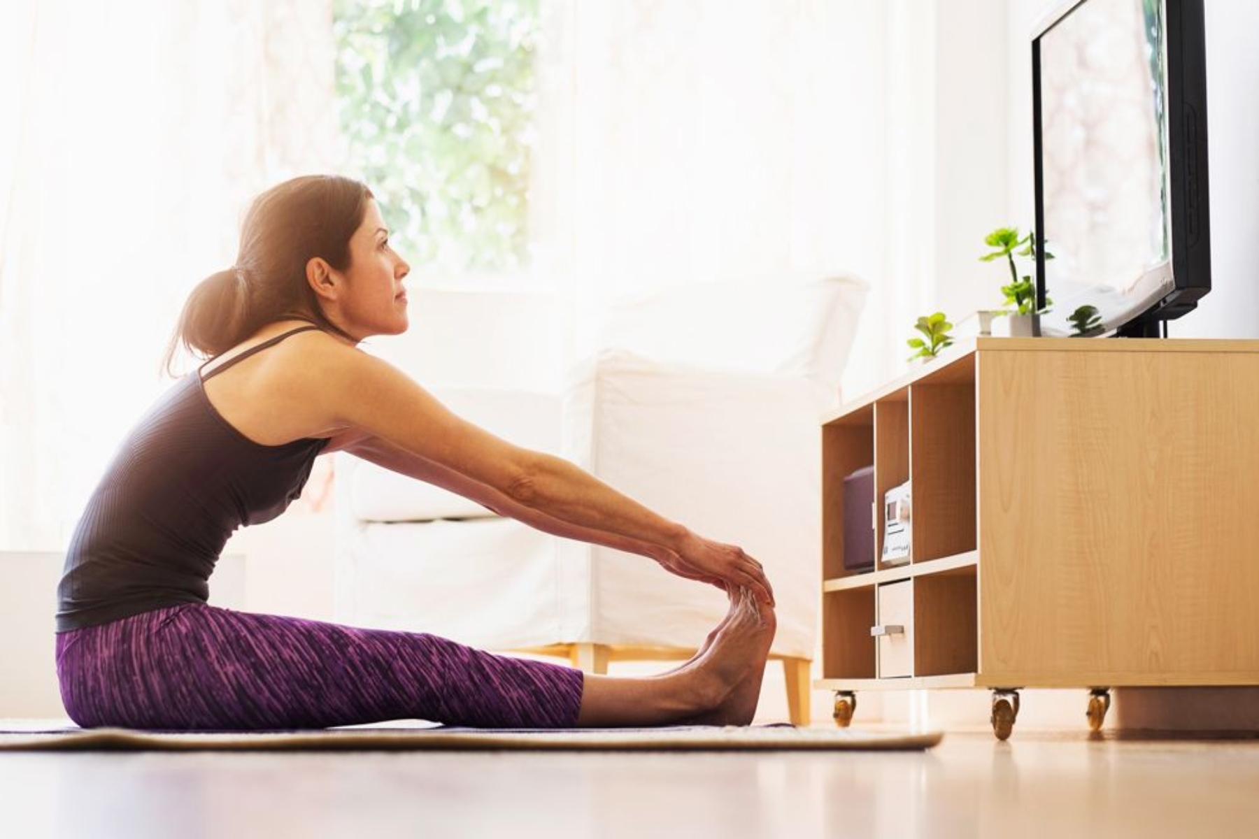 Άσκηση αδυνάτισμα: 6 εύκολες ασκήσεις για να χάσετε βάρος μπροστά στην τηλεόραση [vid]