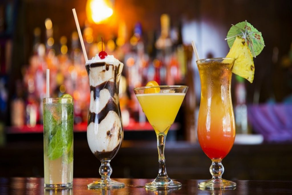 8 ποτά που δεν πρέπει ποτέ να παραγγείλετε σε μπαρ