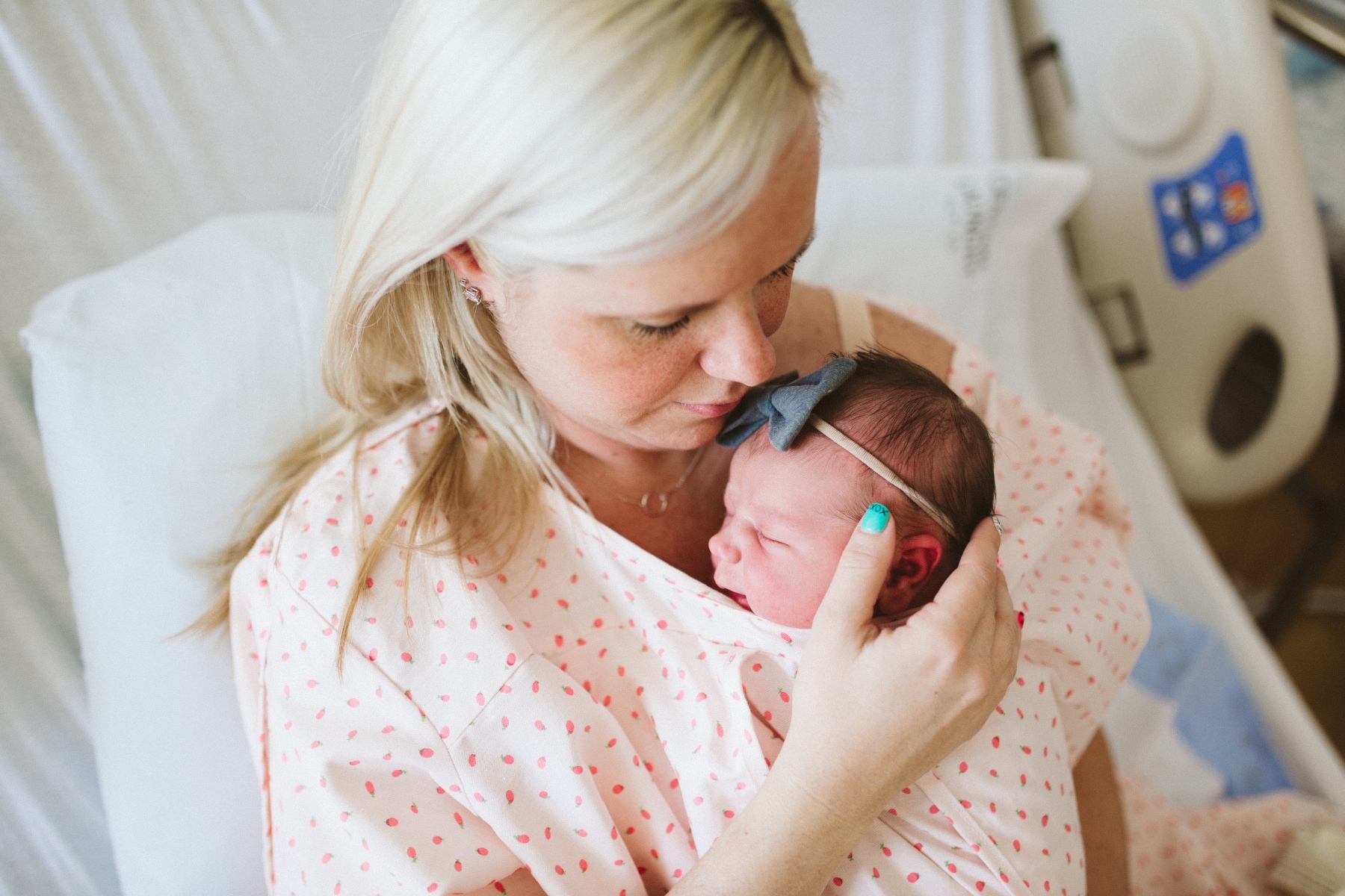 Φροντίδα μωρού: Πώς ωφελεί η επαφή δέρμα με δέρμα τα βρέφη και τις μητέρες;