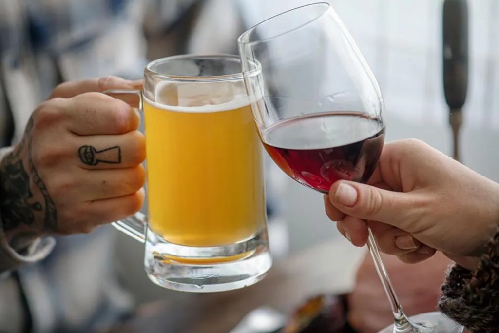  Γιατί συνδυάζουμε το κρασί με τους ξηρούς καρπούς και τη μπύρα με τα πατατάκια;